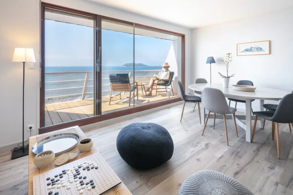 Séjour ouvert sur une terrasse face à la mer