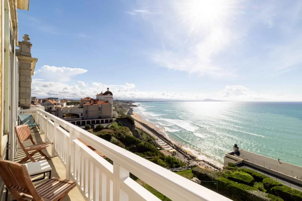 Balcon donnant sur une baie et une ville côtière