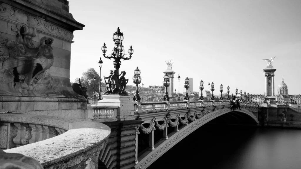 Le pont Alexandre-III à Paris, photographié en noir et blanc