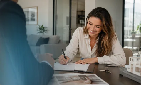 Conseillère en gestion de patrimoine signant un dossier avec un client
