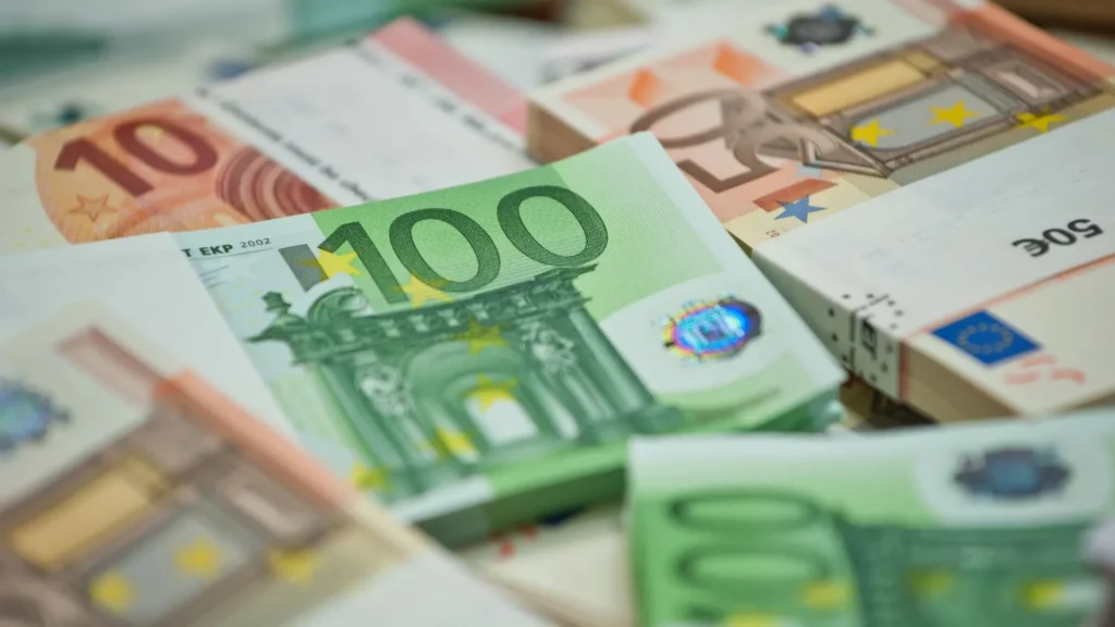 Billets de cent euros étalés