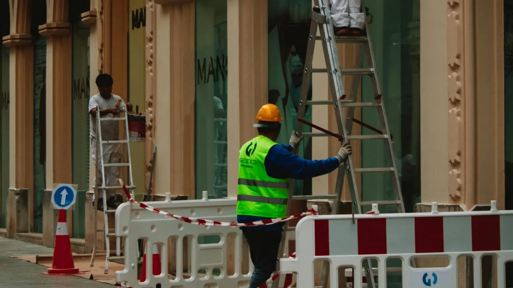 Un ouvrier sur un chantier de rénovation
