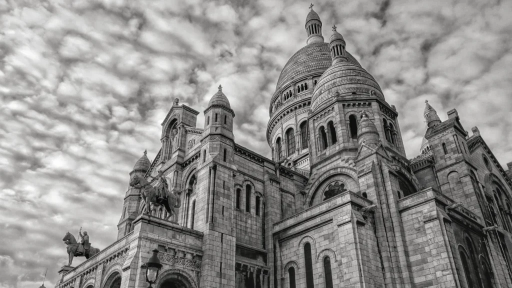 La basilique du Sacré-Cœur, à Paris, photographiée en noir et blanc