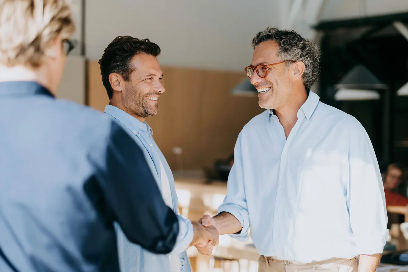 Poignée de main entre un franchisé et un dirigeant du Cabinet IGC