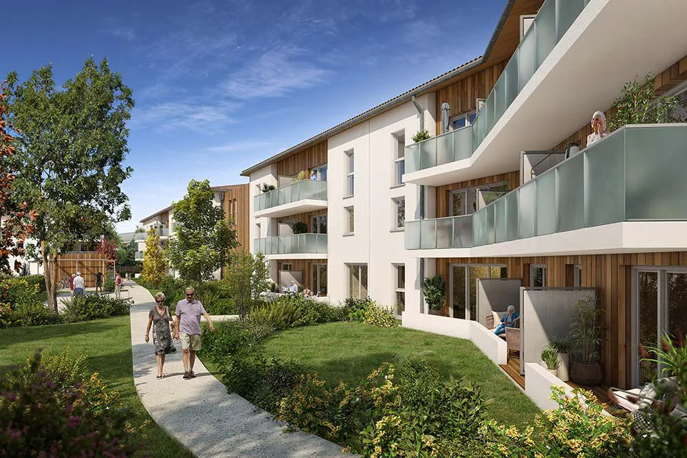 Résidence à balcons bordée d’une allée plantée