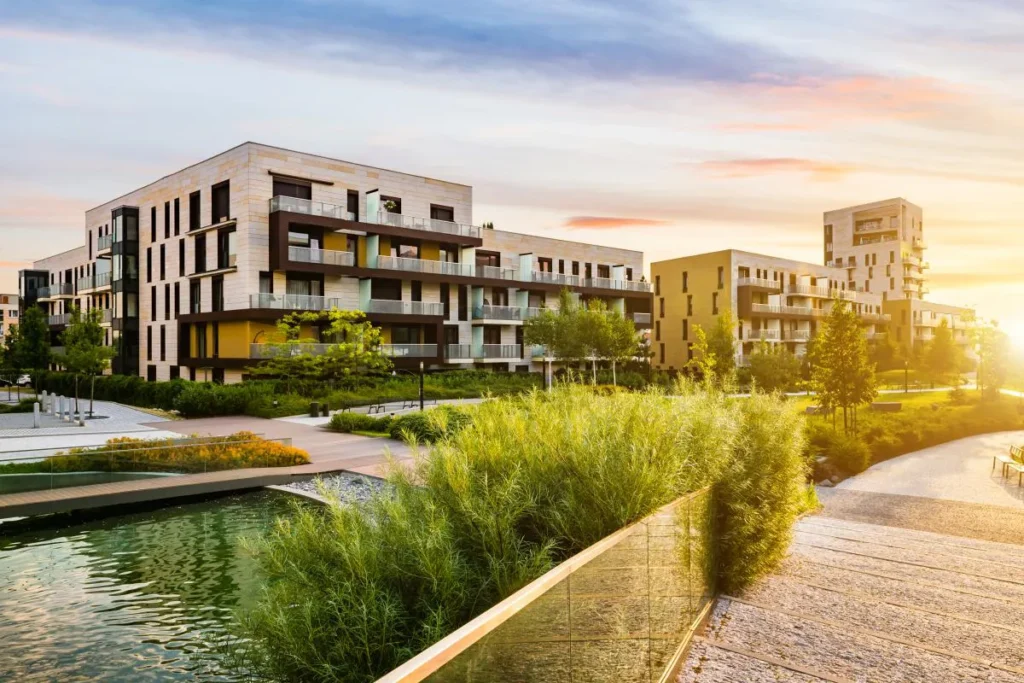 Résidence contemporaine au bord de l’eau, au coucher du soleil