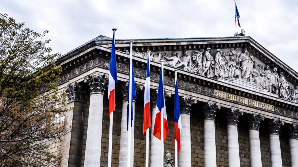 Le Palais-Bourbon et ses drapeaux français