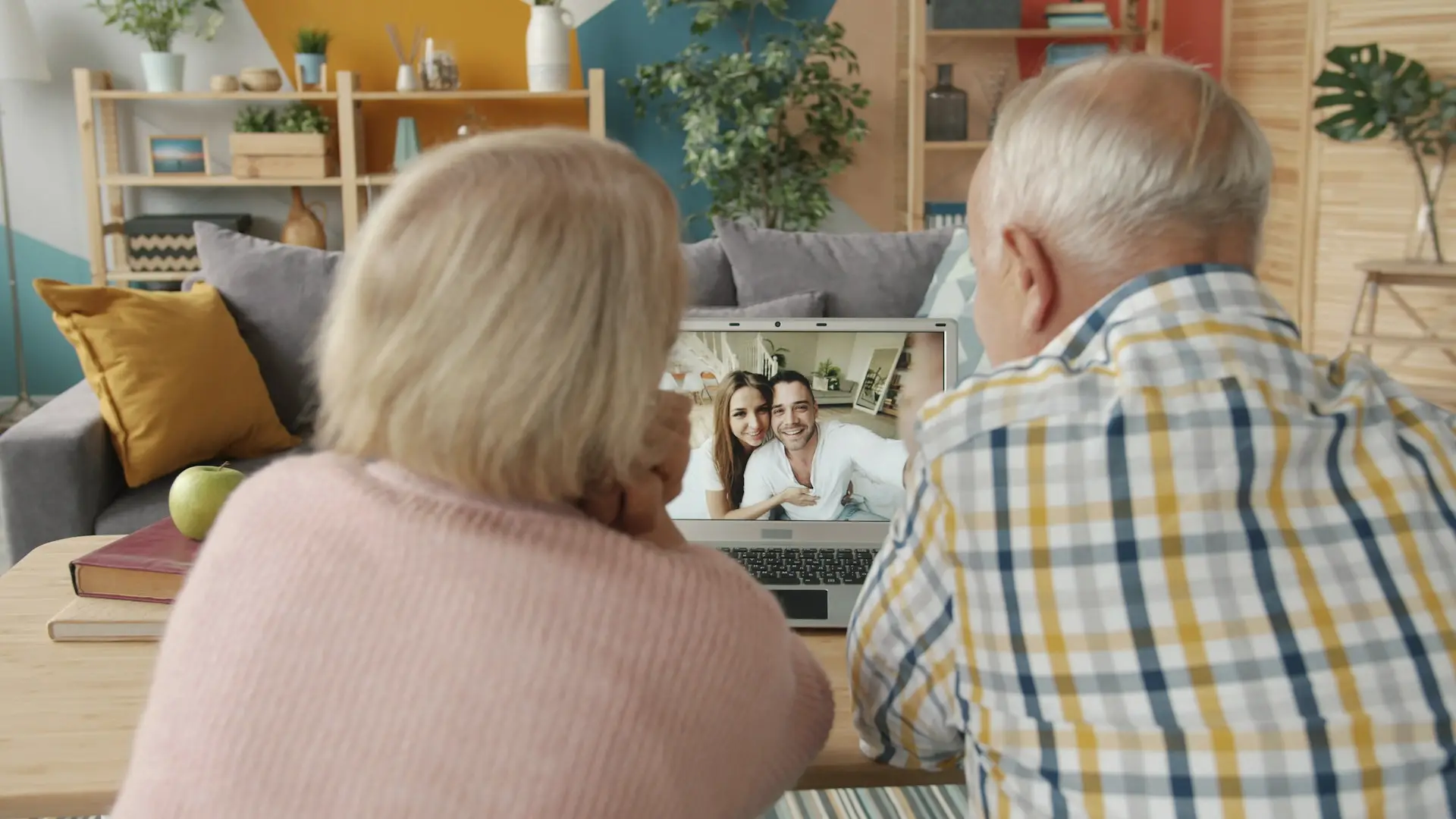 Couple de retraités préparant son assurance-vie