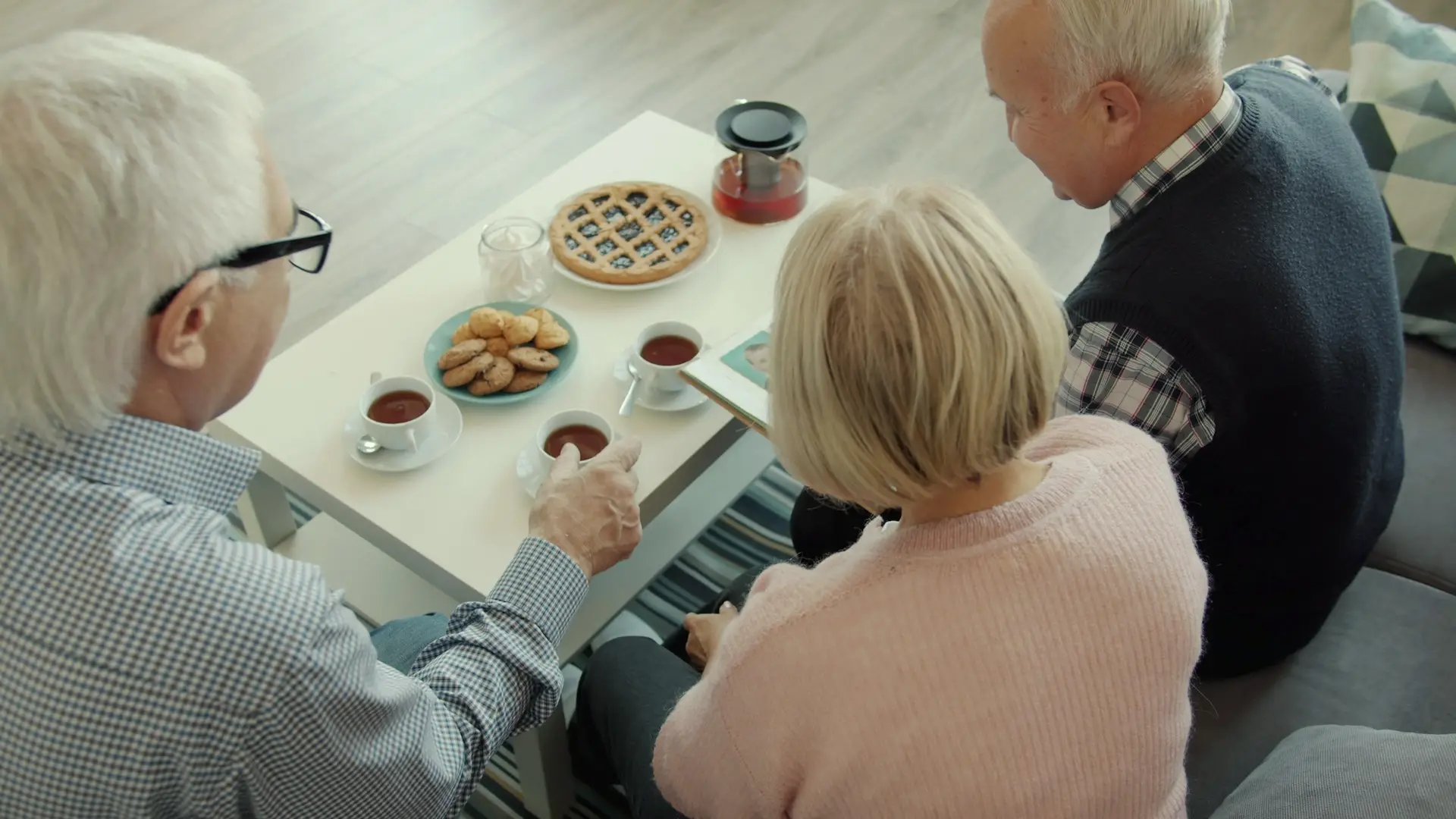 Couple de retraités préparant son assurance-vie