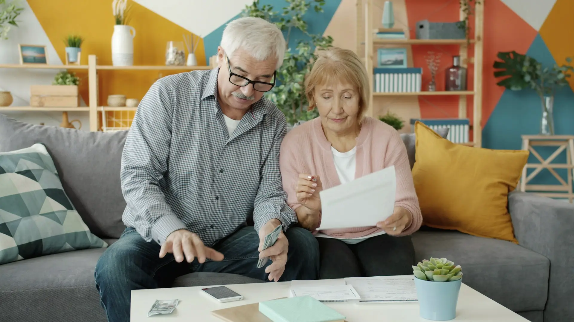 Couple de retraités préparant son assurance-vie