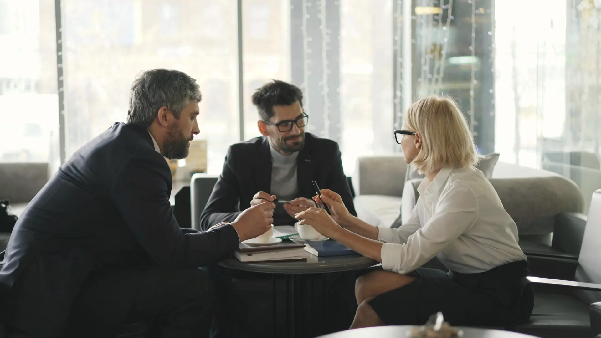 Couple de retraités préparant son assurance-vie