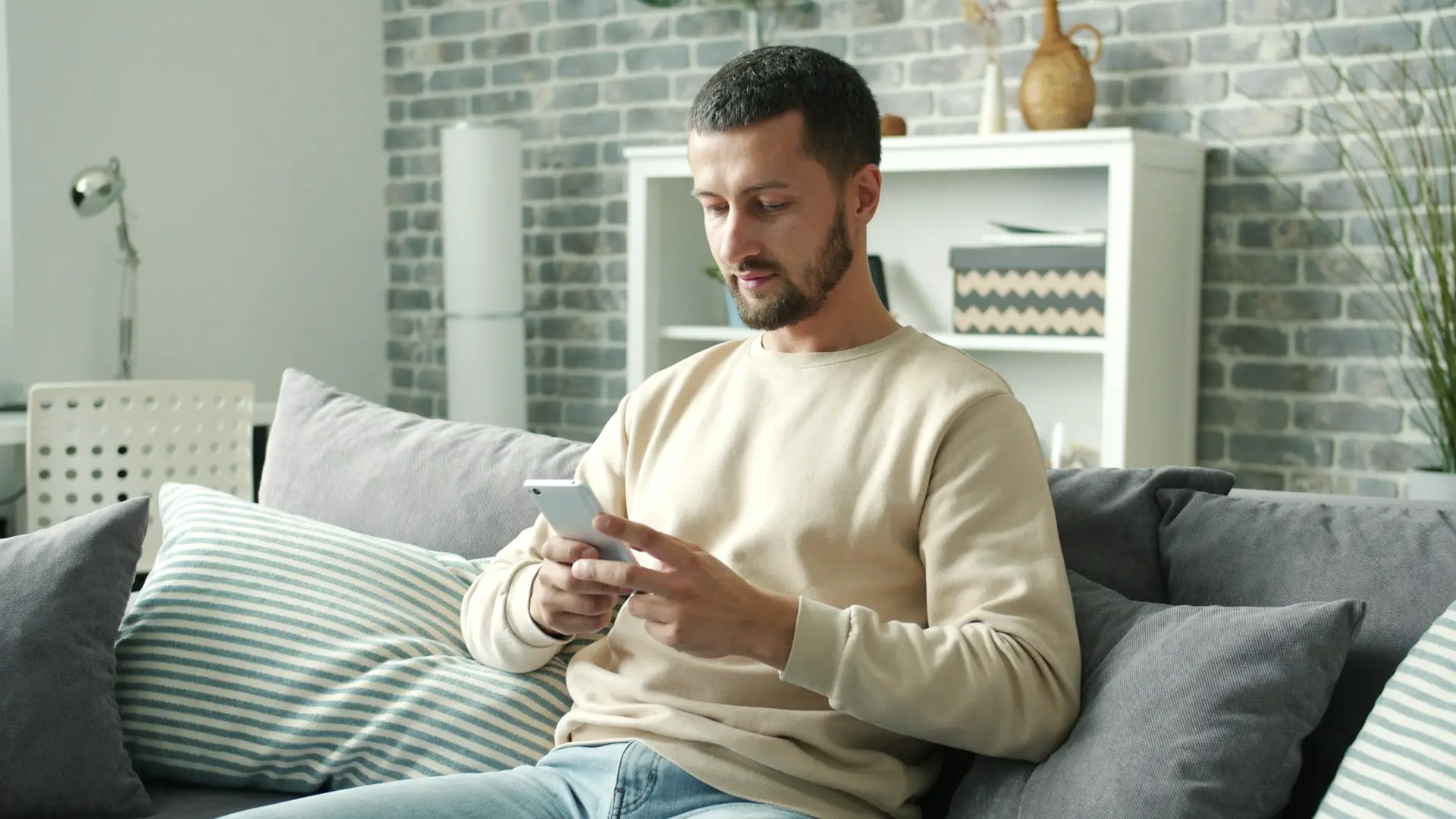 Investisseur consultant ses cryptomonnaies sur son smartphone