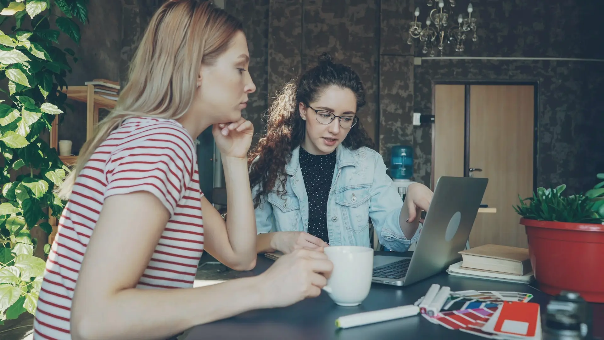 Jeune femme organisant son épargne