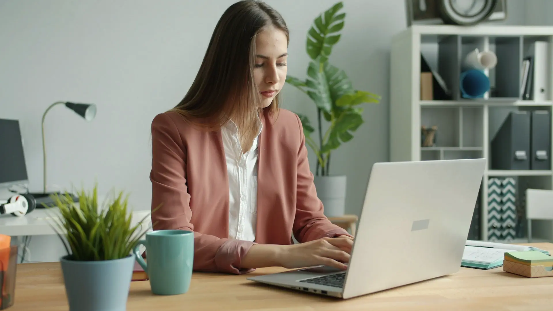 Investisseuse suivant son portefeuille ETF depuis chez elle