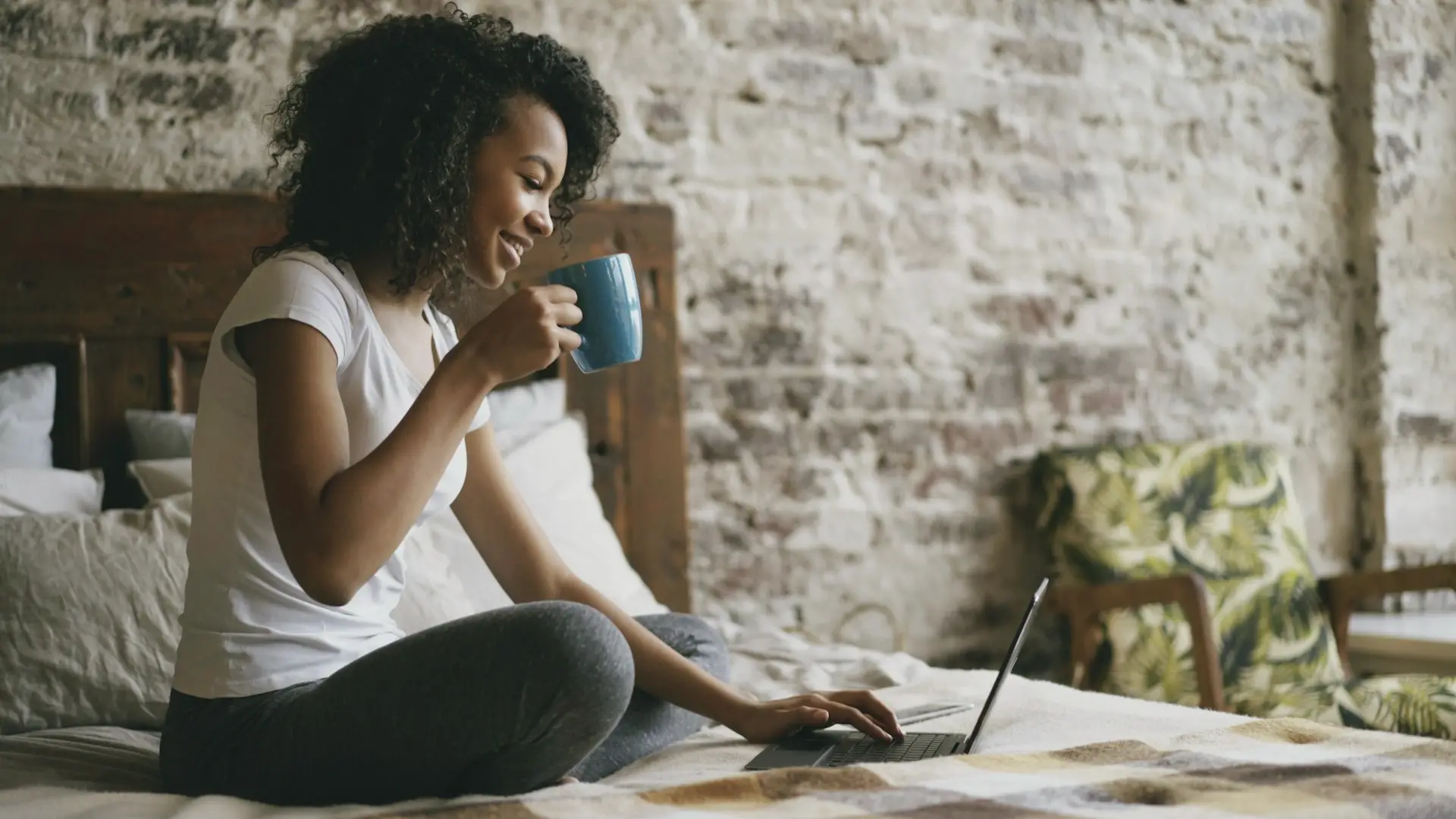 Investisseuse suivant son portefeuille ETF depuis chez elle