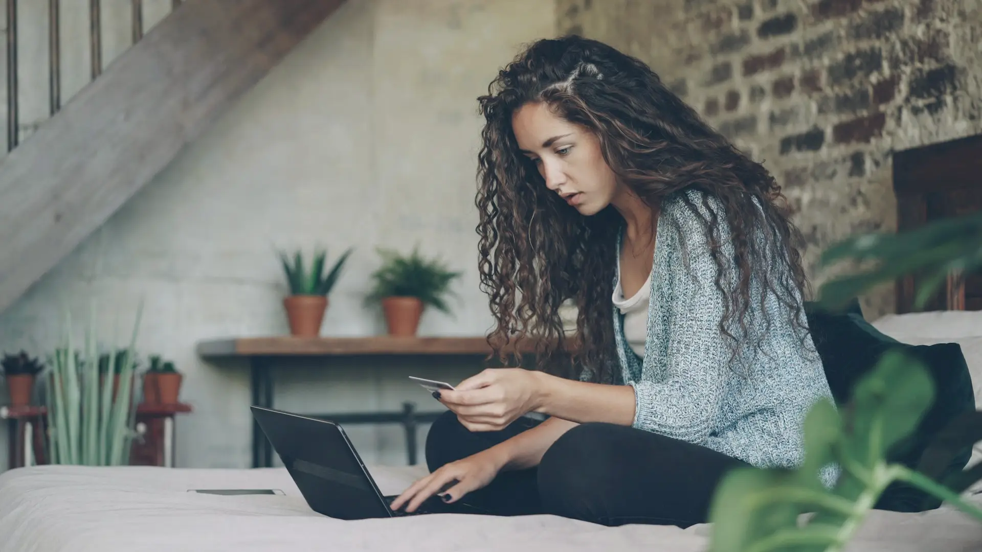 Investisseuse suivant son portefeuille ETF depuis chez elle