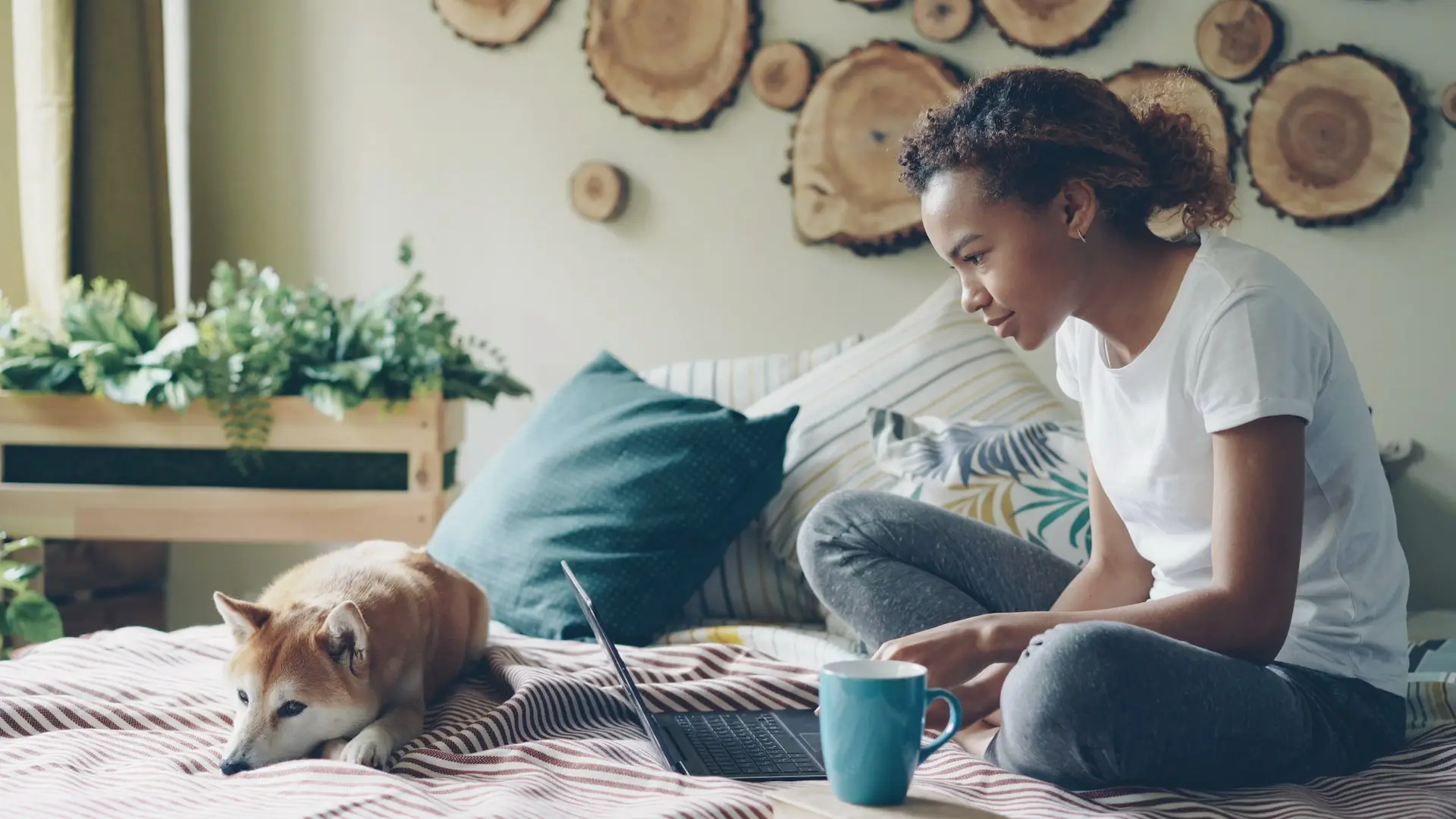 Investisseuse suivant son portefeuille ETF depuis chez elle