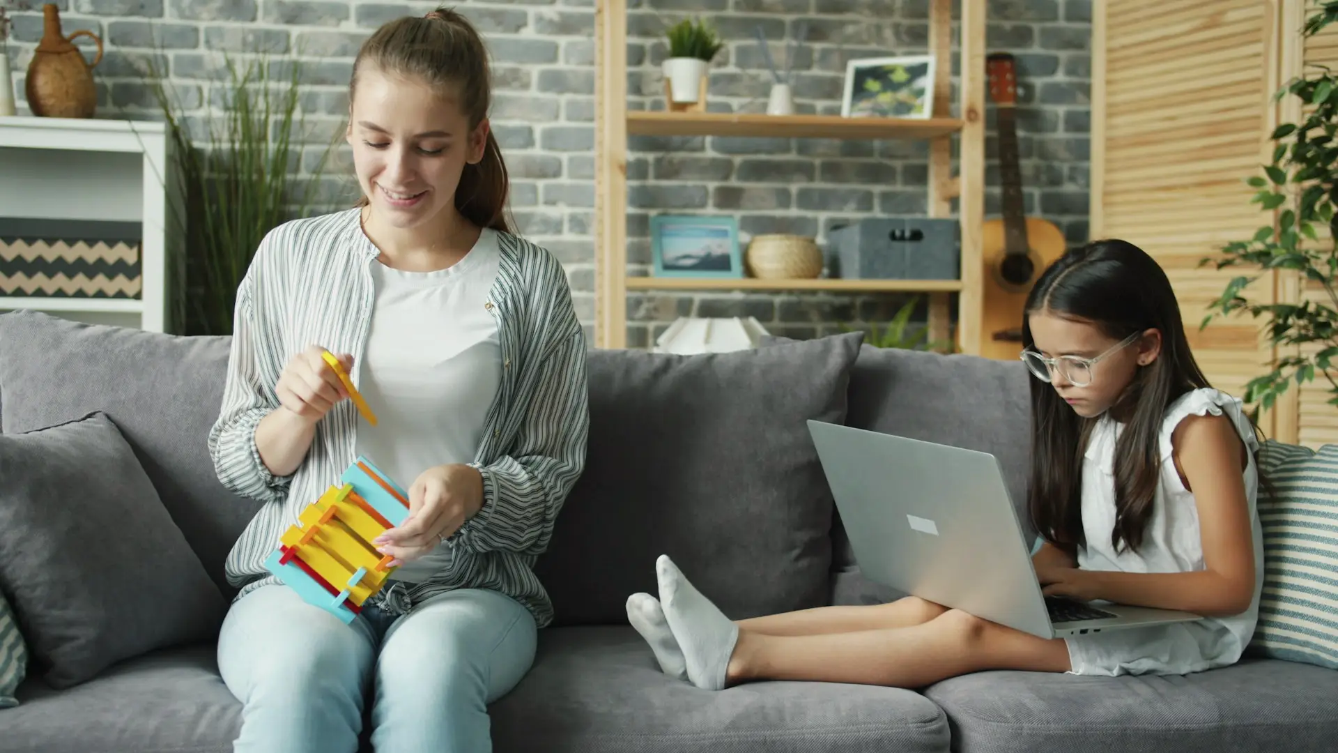 Investisseuse suivant son portefeuille ETF depuis chez elle