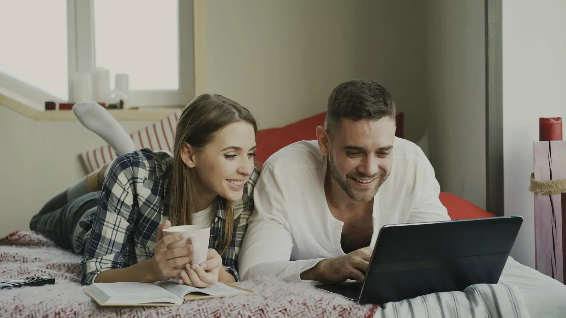 Investisseuse suivant son portefeuille ETF depuis chez elle
