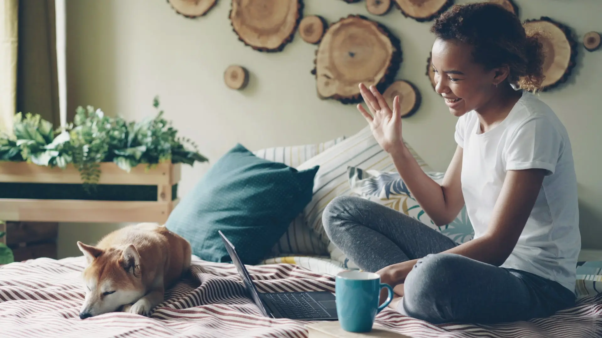 Investisseuse suivant son portefeuille ETF depuis chez elle