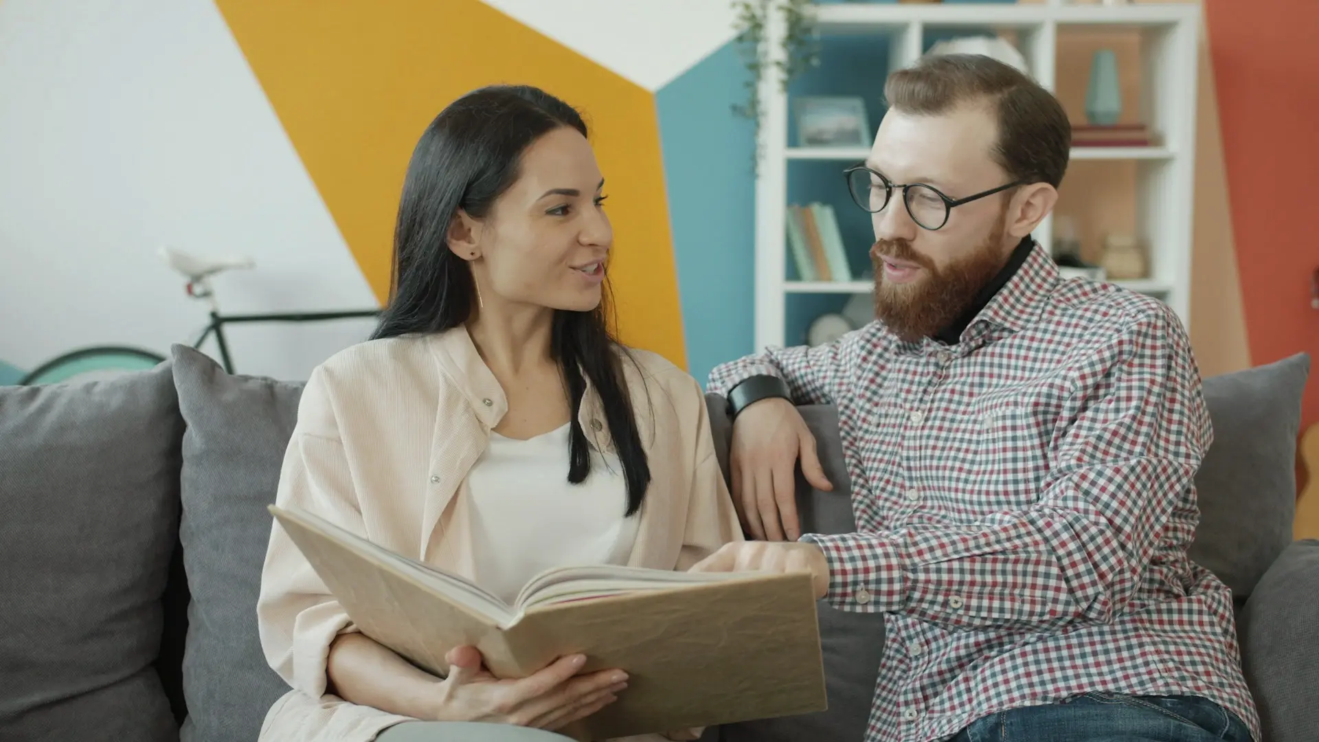 Couple étudiant ses documents fiscaux pour défiscaliser