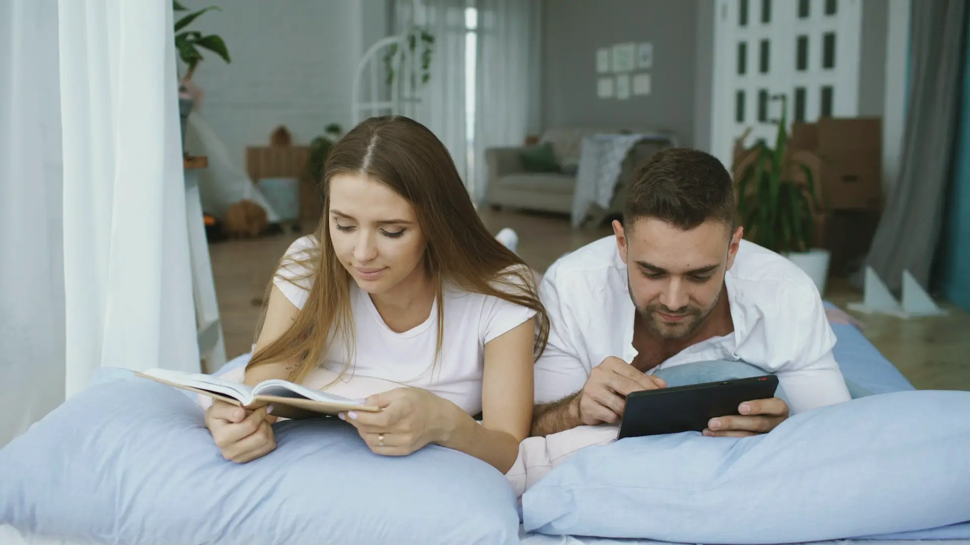 Couple étudiant ses documents fiscaux pour défiscaliser