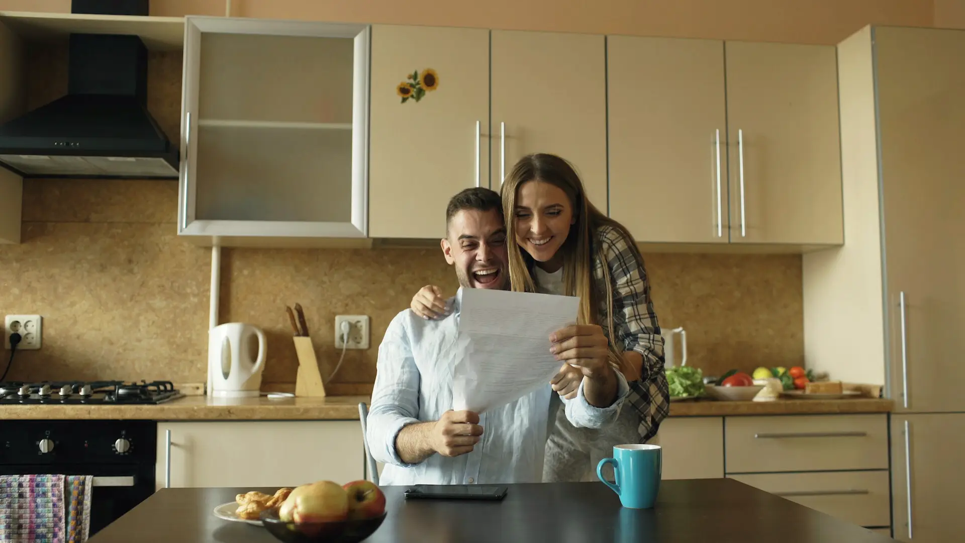 Couple étudiant ses documents fiscaux pour défiscaliser