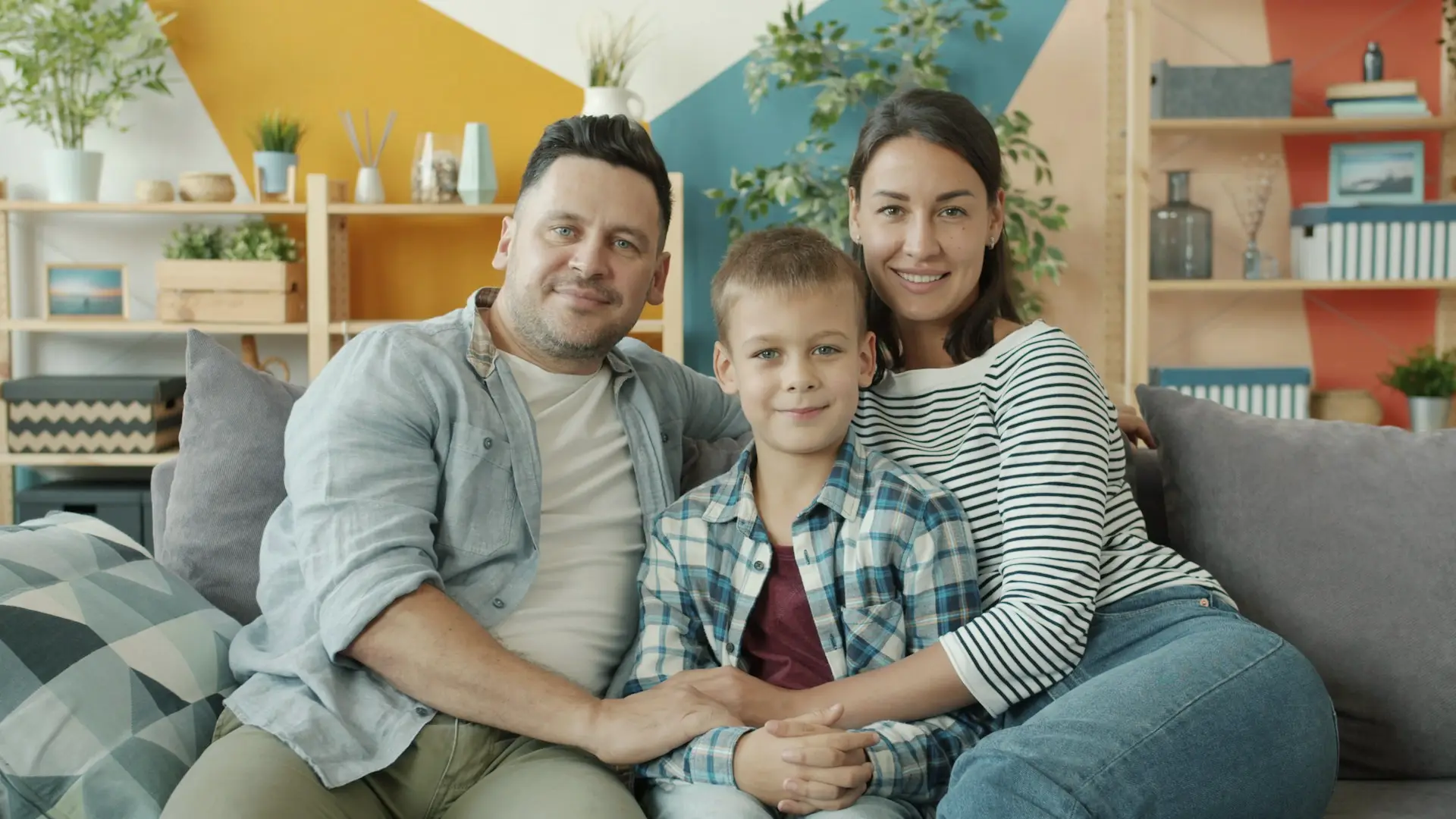 Famille dans sa maison neuve