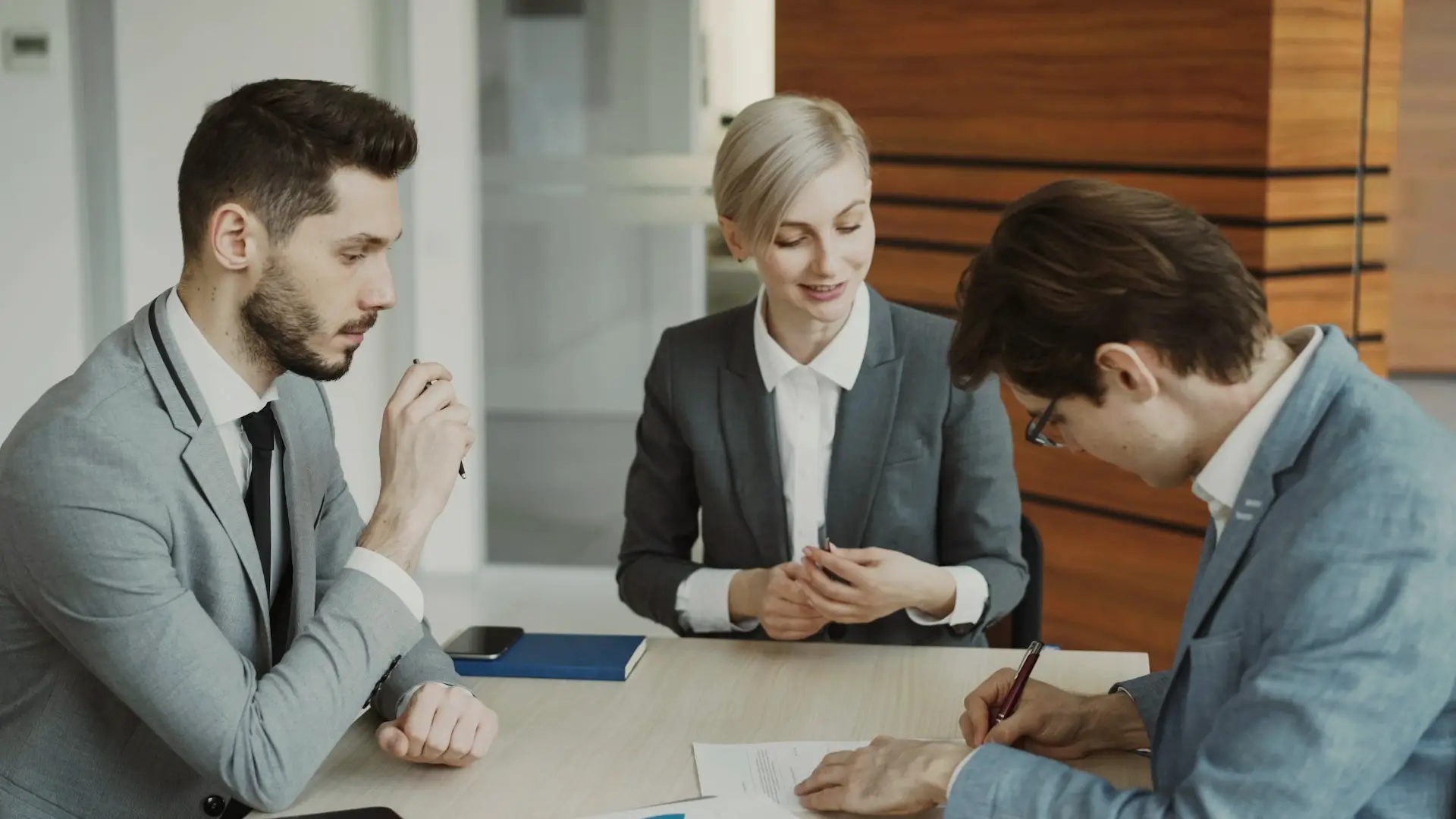 Signature d'un achat immobilier avec un conseiller