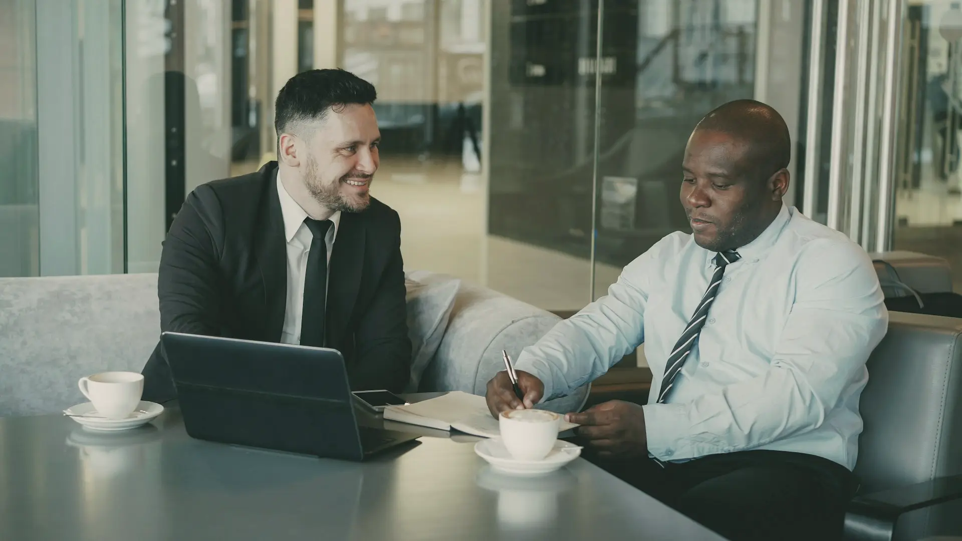 Signature d'un achat immobilier avec un conseiller