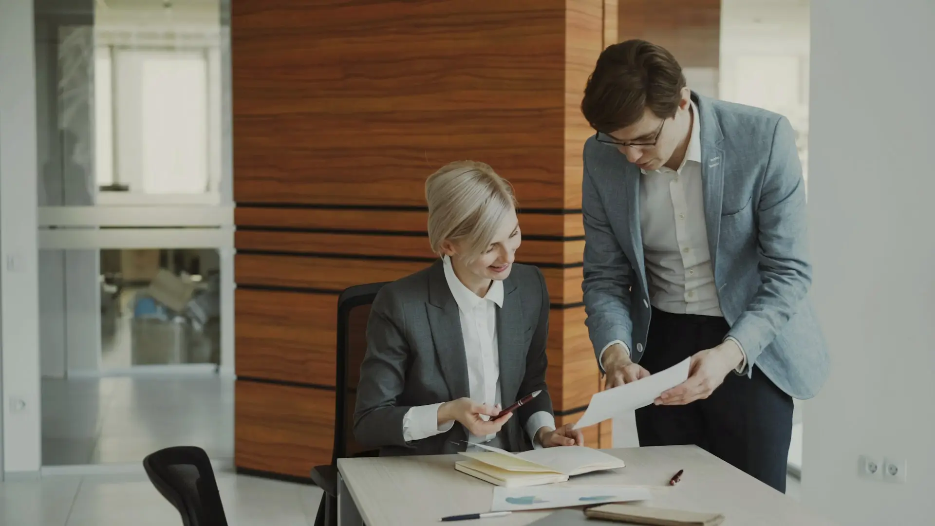 Signature d'un achat immobilier avec un conseiller