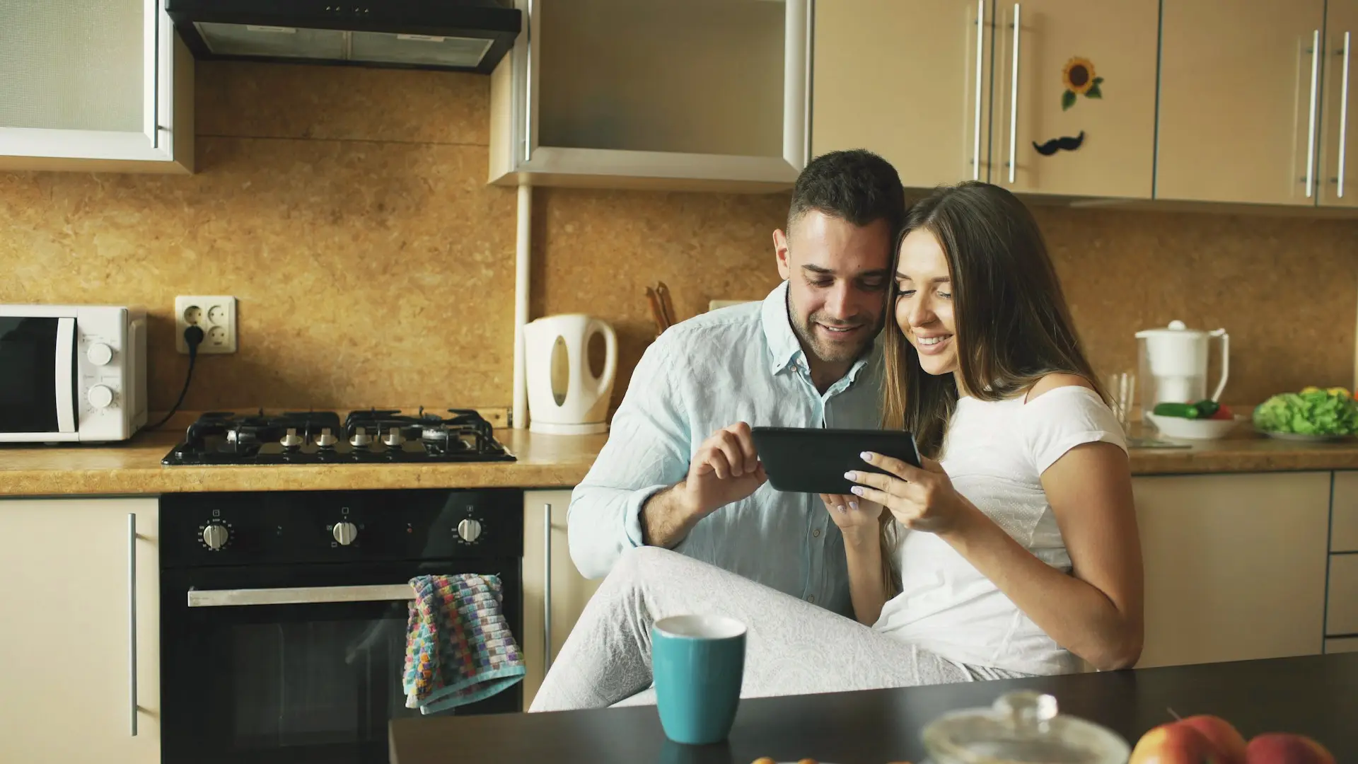Couple faisant le point sur son PEA à la maison