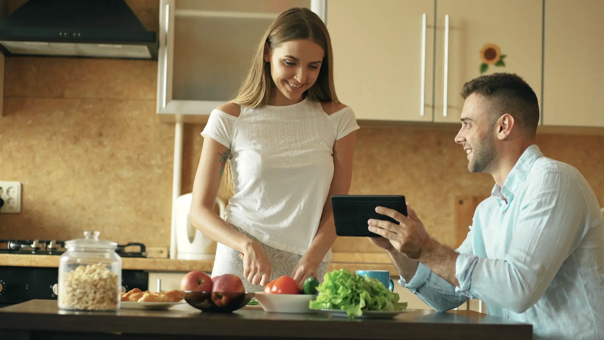 Couple faisant le point sur son PEA à la maison