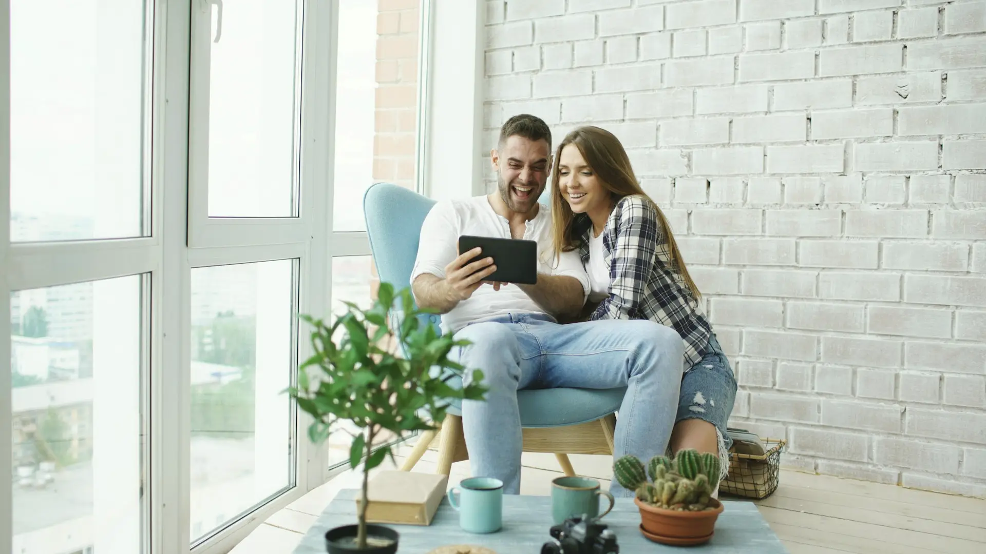 Jeune couple dans son nouveau logement financé avec un PTZ