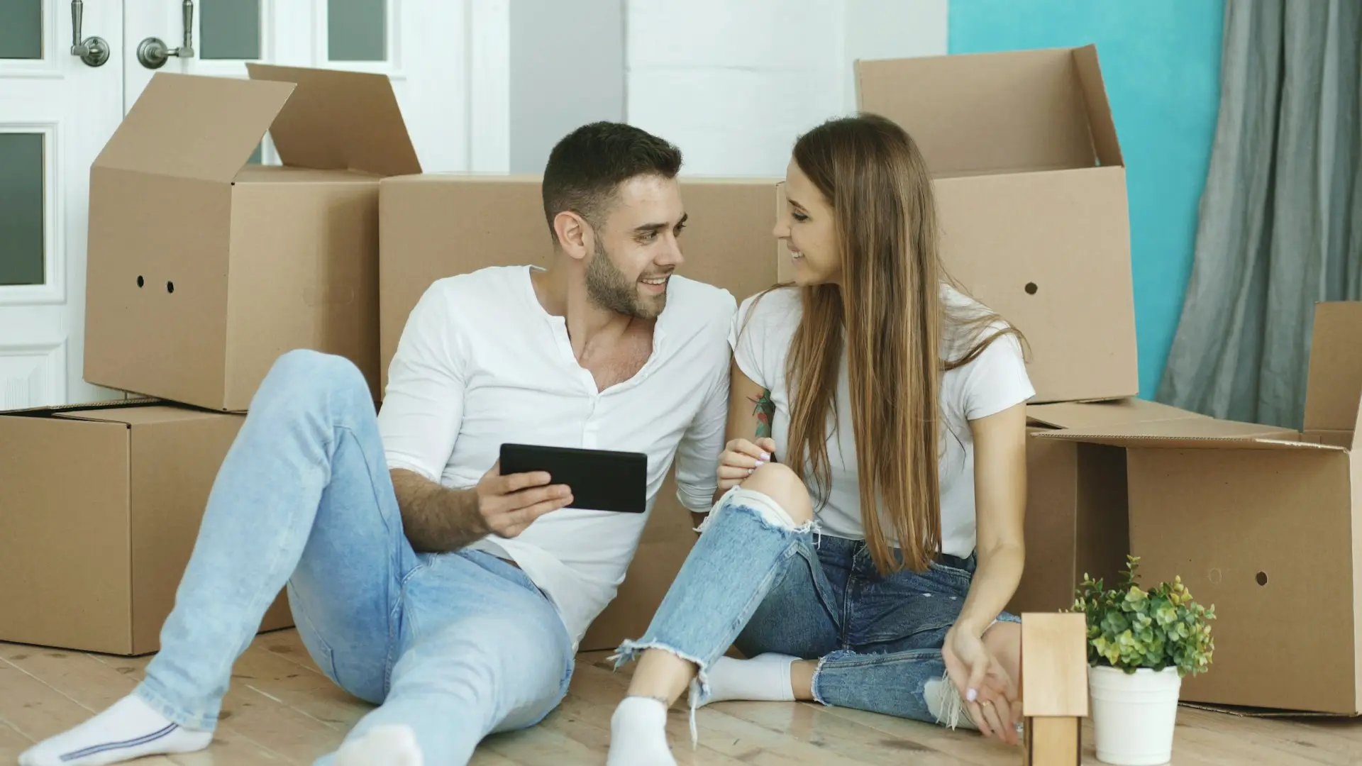 Jeune couple dans son nouveau logement financé avec un PTZ