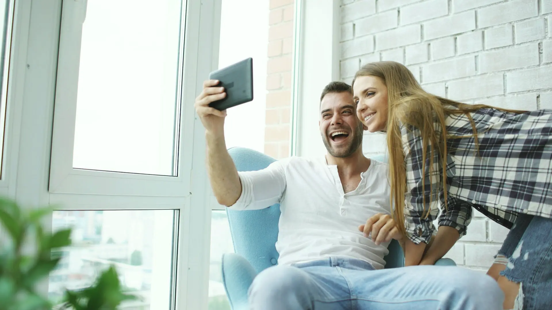 Jeune couple dans son nouveau logement financé avec un PTZ