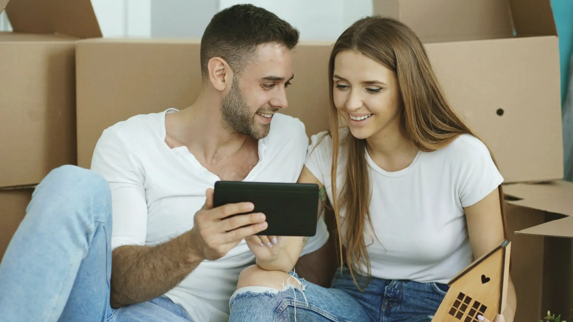 Jeune couple dans son nouveau logement financé avec un PTZ