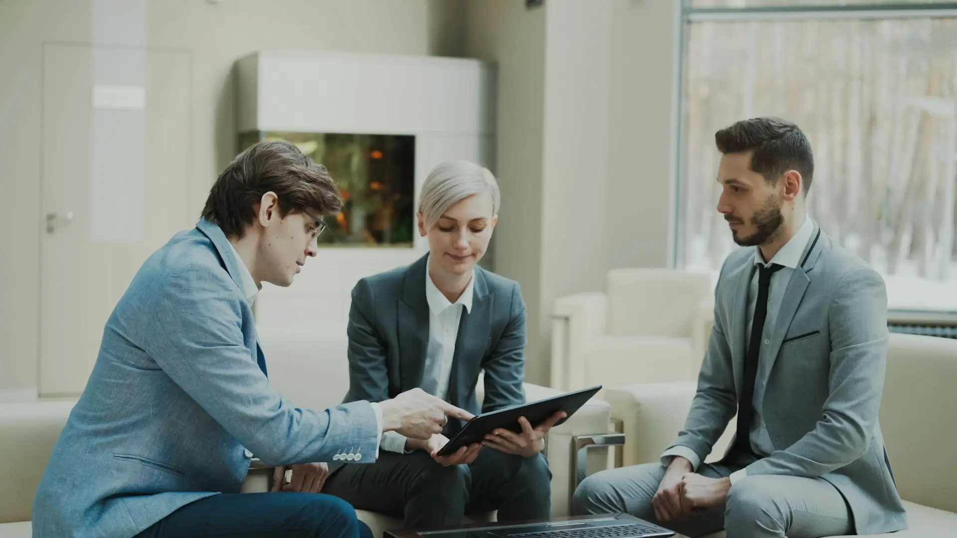 Conseillère immobilière étudiant un dossier de financement PTZ avec ses clients